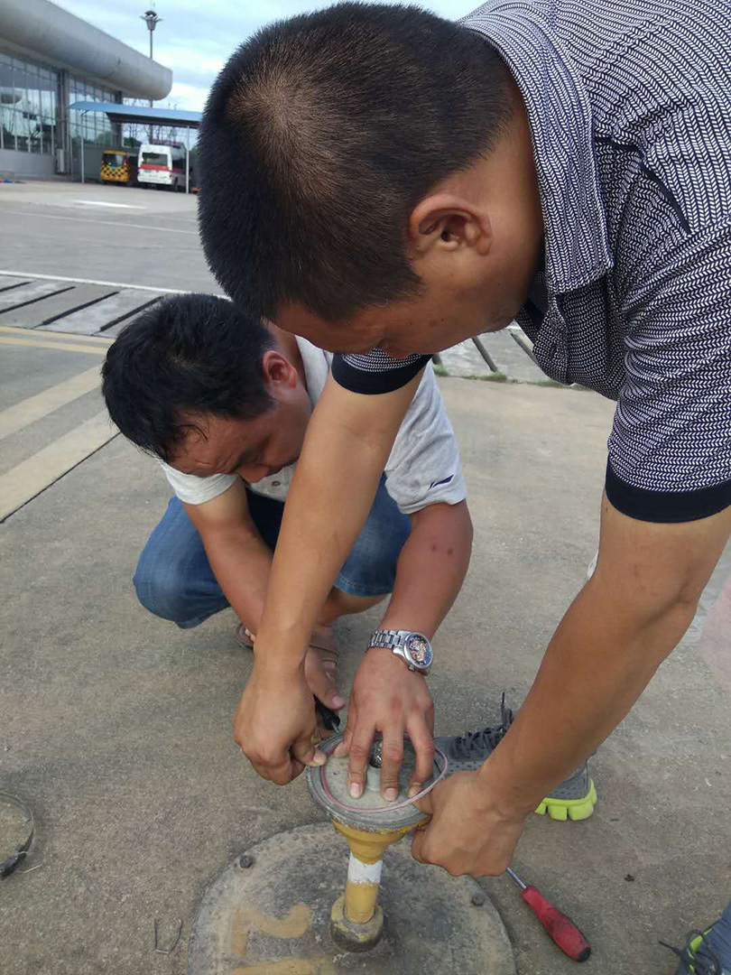 點燃夜色的光芒 擦亮飛機的“眼睛”