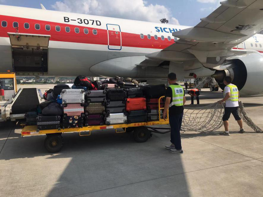 確保旅客順暢出行，機(jī)場(chǎng)一線職工高溫堅(jiān)守！