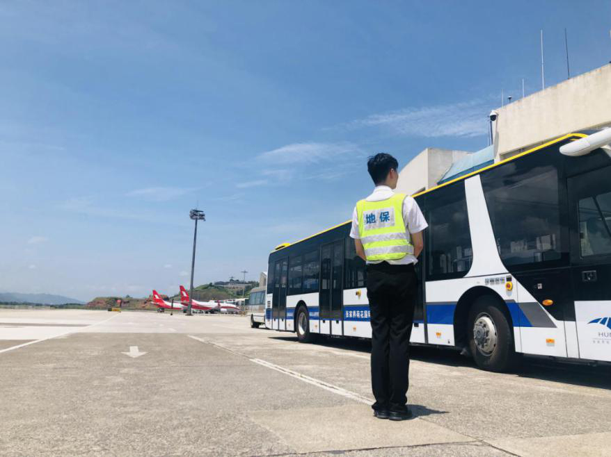 確保旅客順暢出行，機(jī)場(chǎng)一線職工高溫堅(jiān)守！