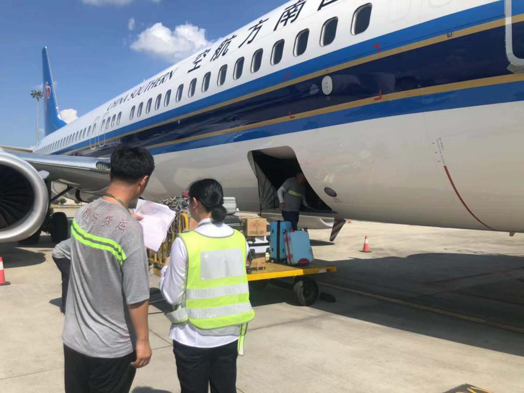 確保旅客順暢出行，機(jī)場(chǎng)一線職工高溫堅(jiān)守！