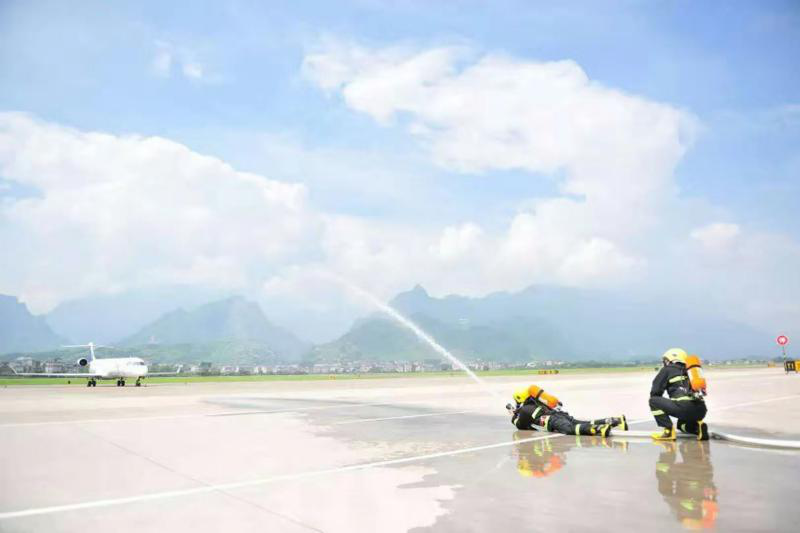 確保旅客順暢出行，機(jī)場(chǎng)一線職工高溫堅(jiān)守！