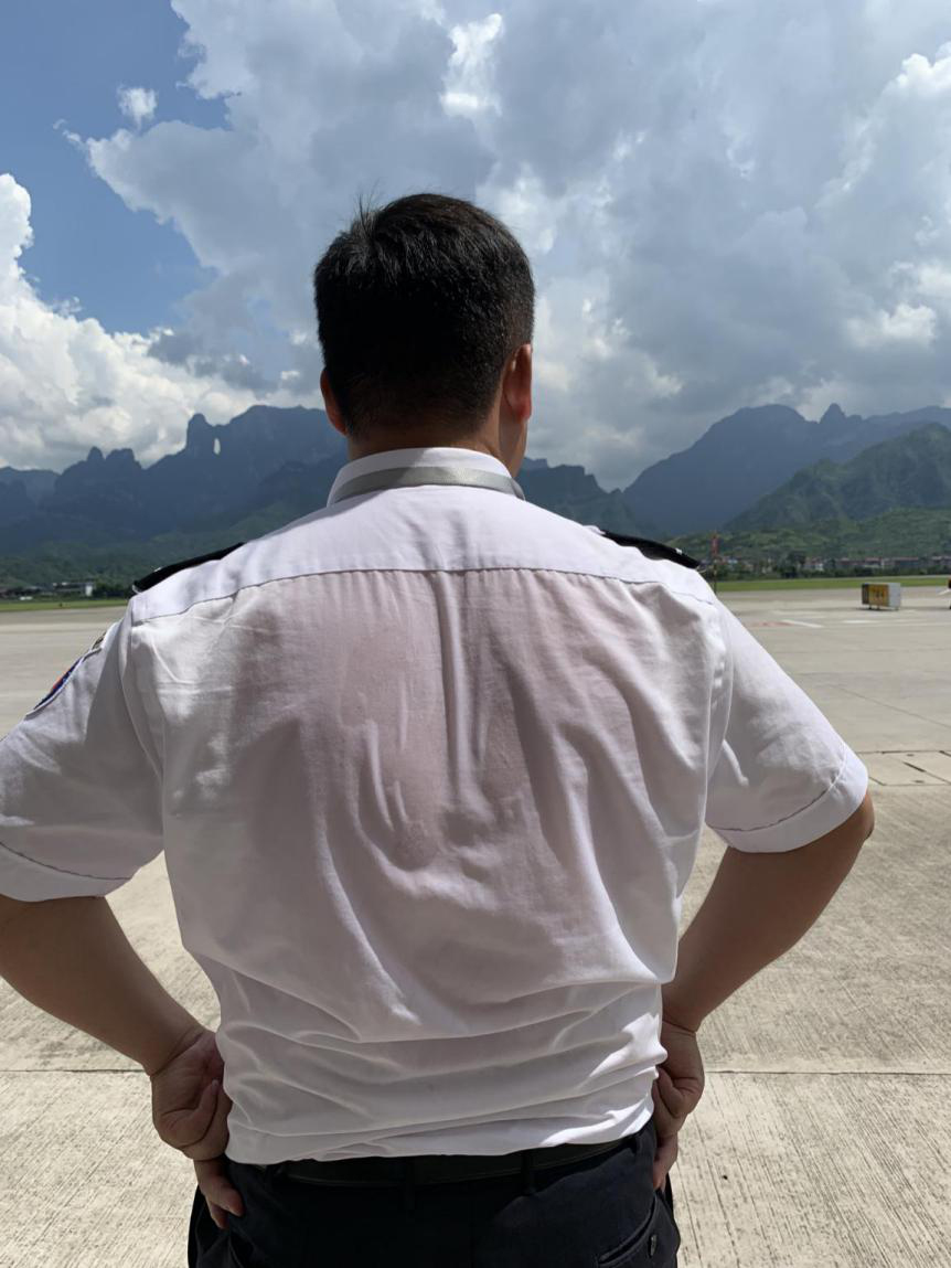 確保旅客順暢出行，機(jī)場(chǎng)一線職工高溫堅(jiān)守！